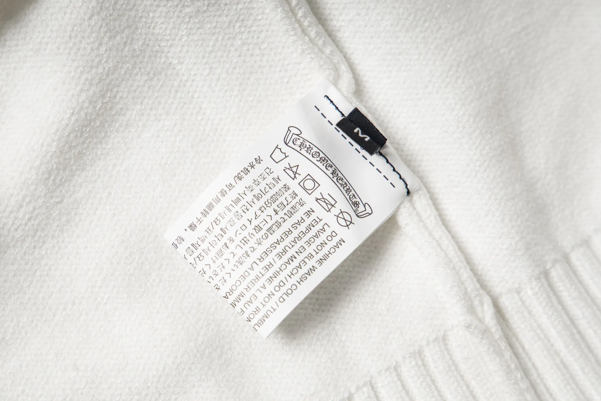 P260 model number: G801 Chrome Hearts new cross knitted jacquard appliqué embroidered round neck sweatshirt 1️⃣ Purchase the original version, containing 20% ​​wool. The item is made of custom-dyed and custom-spun yarn. It is heavy enough and thick enough to feel heavy in the hand. The workmanship details are perfectly controlled, and the upper body effect is also very comfortable! 2️⃣ It is very youthful and energetic, and can be easily worn by both men and women. It is very in line with the fashion aesthetic concepts of today's young people, creating a casual and lazy fashion tone. It is a must-have for couples in autumn and winter! 3️⃣ Complete accessories, same style for men and women. Color: black, white Size: S, M, L
